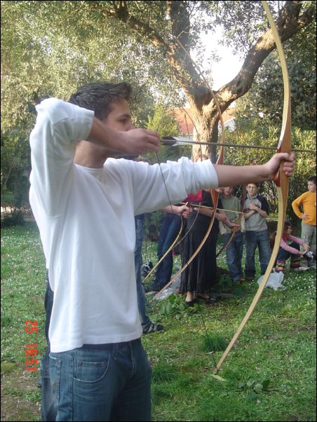 Gonza nateze luk i ceka znak od Sandre